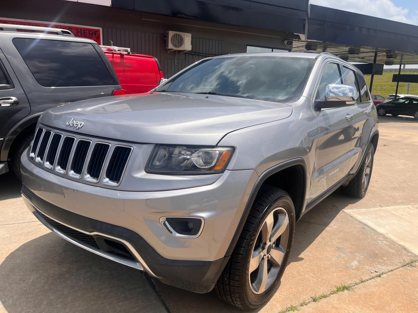 2014 SILVER JEEP GRAND CHEROKEE LIMIT Limited 2WD (1C4RJEBG1EC) with an 3.6L V6 DOHC 24V engine, 5-Speed Automatic transmission, located at 8101 E. Skelly Dr., Tulsa, OK, 74129, (918) 592-3593, 36.121891, -95.888802 - Photo#0